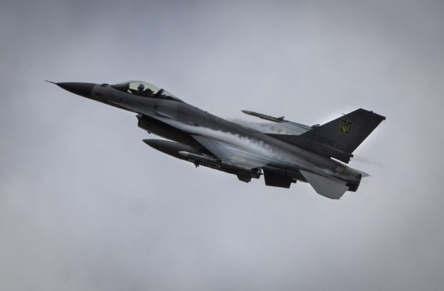 Ministerstvo obrany upozorňuje na možný vznik supersonického tresku, spôsobia ho lietadlá F-16