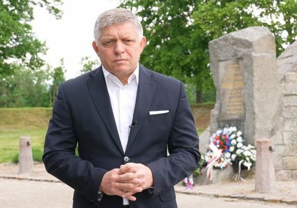 Fico si pripomenul výročie smrti Štefánika. V minulosti sme prešli veľkými zradami, často od veľkých bratov – VIDEO
