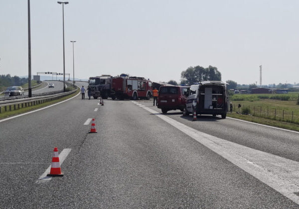 Zrážku autobusu s autom v Chorvátsku neprežili dvaja ľudia, 31 sa zranilo