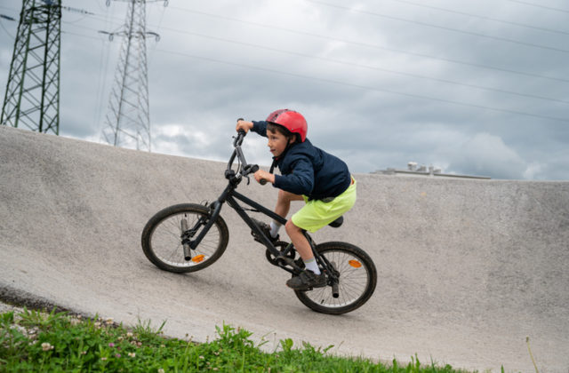 V Nitre slávnostne otvorili nový pumptrackový areál, dráha získala svojich fanúšikov hneď v prvý deň