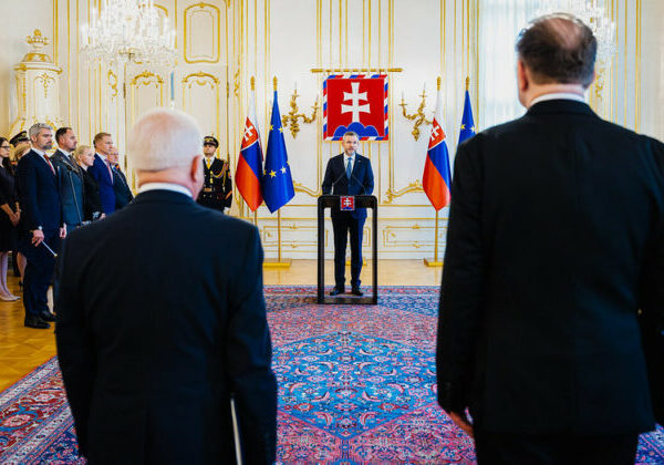 Pellegrini odovzdal poverovacie listiny štyrom novým veľvyslancom, budú presadzovať záujmy SR v náročných časoch – VIDEO