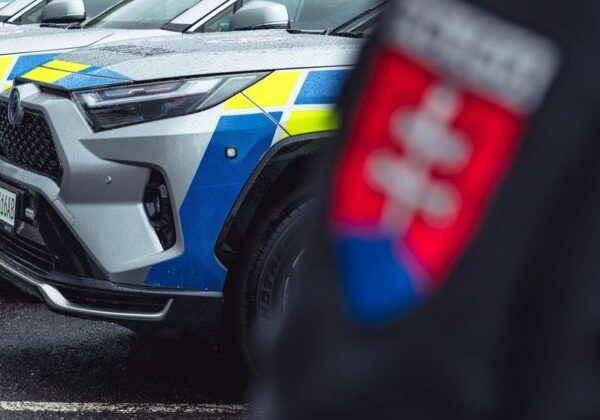 Opitý vodič v zákaze šoférovania zrazil 15-ročného chlapca a odišiel, skončil v cele policajného zaistenia