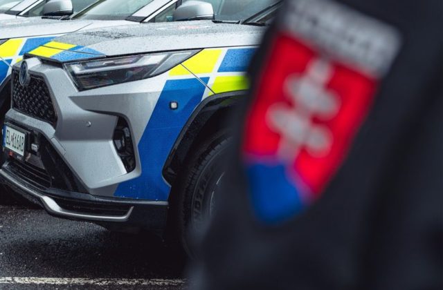 Opitý vodič v zákaze šoférovania zrazil 15-ročného chlapca a odišiel, skončil v cele policajného zaistenia