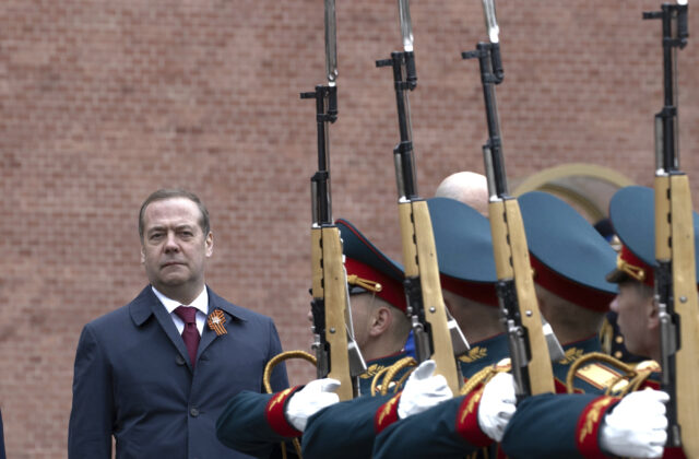 Bývalý ruský prezident Medvedev hrozí Trumpovi treťou…