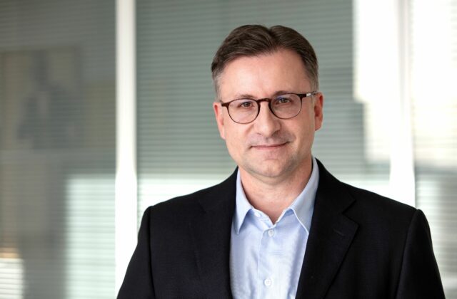 Umelej inteligencii dôveruje len tretina Slovákov, mení však spôsob, akým pracujeme