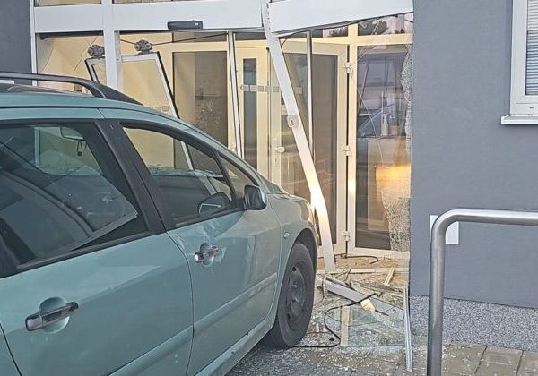 Z dverí spravil trosky. Vodič v Prievidzi úmyselne narazil do policajnej stanice, bol pod vplyvom drog – FOTO