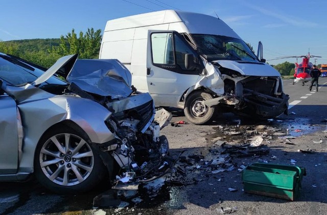 Pri Kozárovciach sa stala vážna dopravná nehoda, zasahovali leteckí záchranári – FOTO