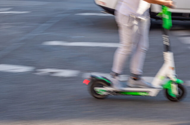 Mladík na kolobežke zrazil na chodníku chodkyňu, tá&hellip;