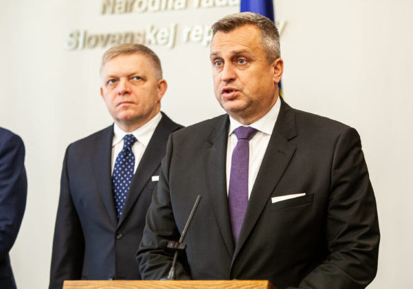 Fico a Danko sa pochytili na sociálnej sieti, šéf SNS premiérovi vyčíta podporu členstva Ukrajiny v Únii