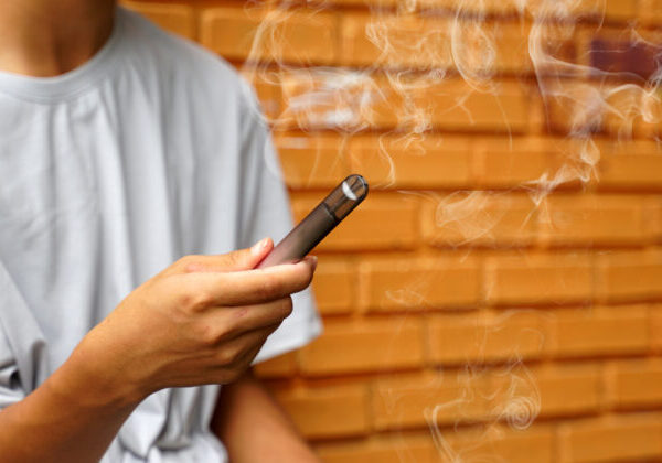 Lekári podporujú zákaz príchutí a jednorazových e-cigariet, deštrukciou pľúc trpia stále mladší pacienti