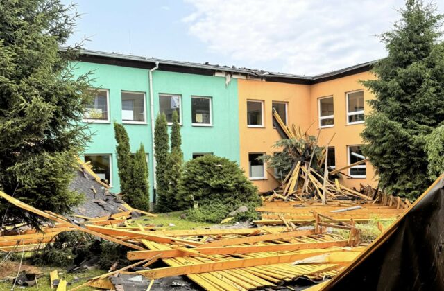 Silný vietor poškodil strechu na základnej škole v&hellip;
