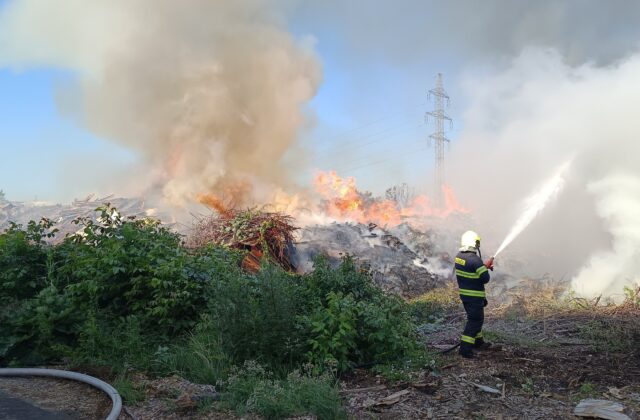 Oheň v Potvoriciach pohltil drevoštiepku aj odpad, s&hellip;