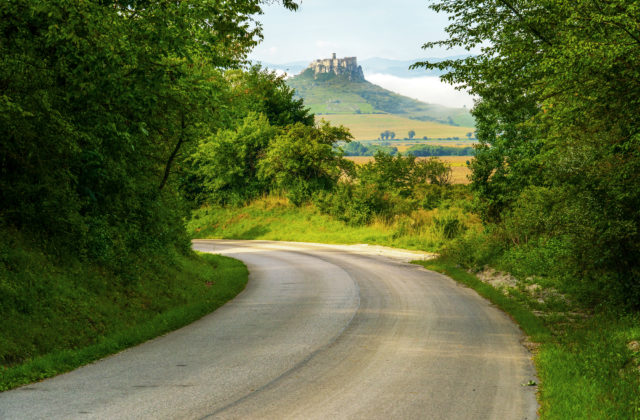 Cesty a chodníky pod Spišským hradom čaká obnova&hellip;