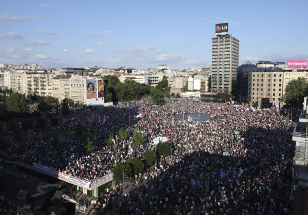 V Srbsku protestovalo až 140-tisíc ľudí, študenti a verejnosť požadujú predčasné voľby a reagujú na tragédiu – FOTO