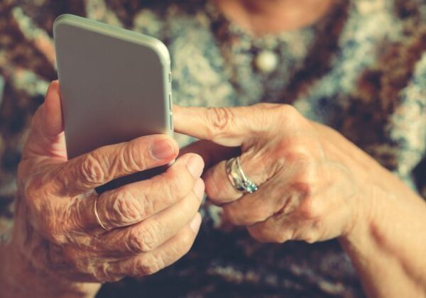 Podvodník oklamal 72-ročnú seniorku a v jej mene si zobral päťtisícový úver