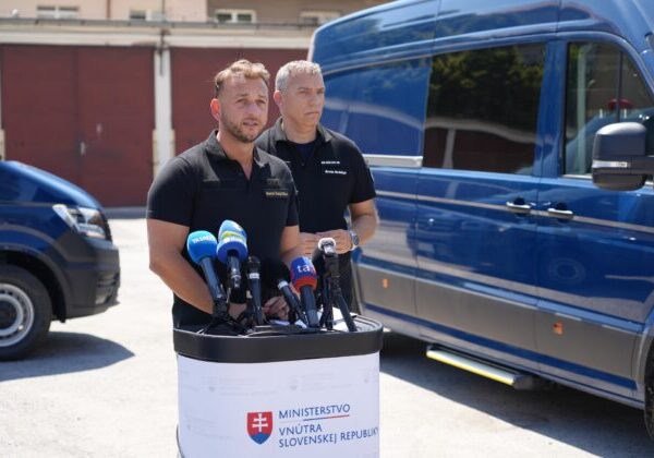 Kontrolné chemické laboratória civilnej ochrany dostali nové vozidlá, odovzdal ich minister Šutaj Eštok