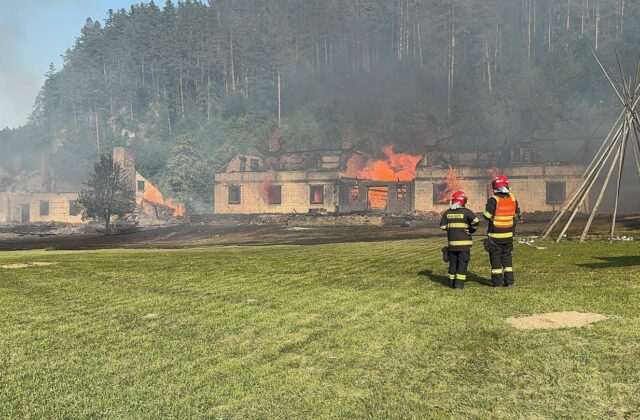 Hasiči zasahujú pri požiari dvoch chát v Spišskej&hellip;