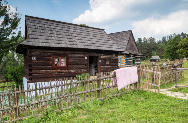 V Ľubovnianskom skanzene opäť ožila vyše 150-ročná kováčska vyhňa z Torysy, postavil ju Mikuláš Sekerák