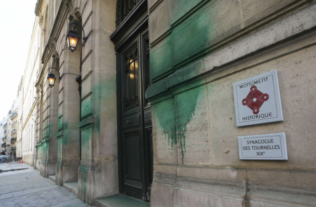 Vandali zneuctili parížsky pamätník holokaustu&hellip;