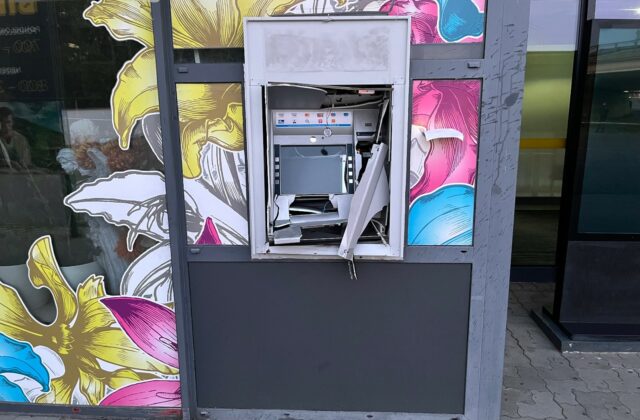 Polícia vyšetruje výbuch bankomatu v Malackách – FOTO