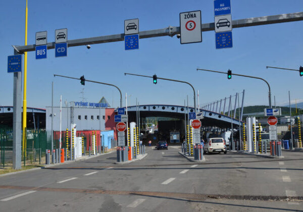 Policajti zadržali na hraničnom priechode Vyšné Nemecké cudzinca so strelivom, prilbami i dronom