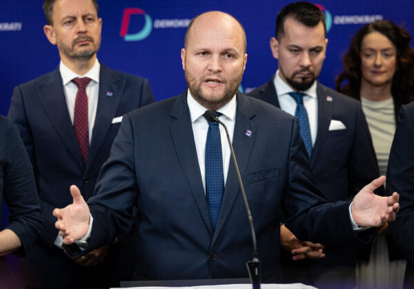 Exminister obrany Naď sa vrátil z Kanady a pôjde vypovedať v kauze Darca, na výsluch sa teší – VIDEO