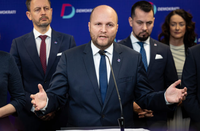 Exminister obrany Naď sa vrátil z Kanady a pôjde vypovedať v kauze Darca, na výsluch sa teší – VIDEO
