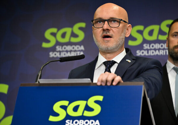 „Fico sa v Bruseli opäť ukázal ako užitočný spojenec Kremľa,“ SaS ostro kritizuje postoj premiéra na samite v Bruseli – VIDEO