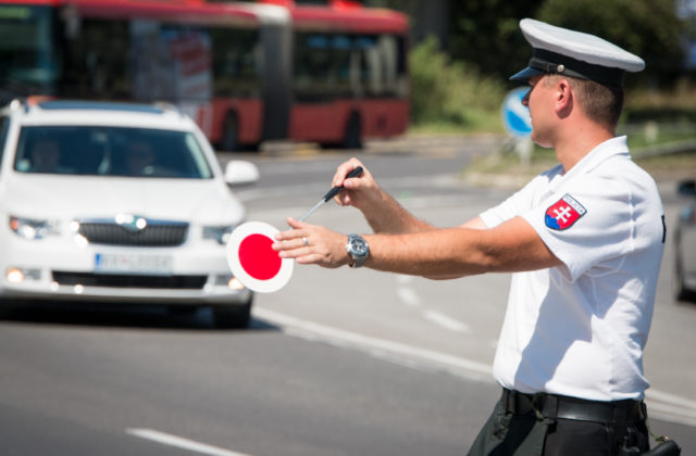 Kuriózny prípad dopravného policajta v Humennom. Mal vyrábať…