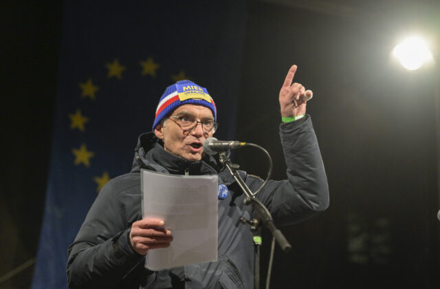 Herec Ivan Trojan vešia divadlo na klinec