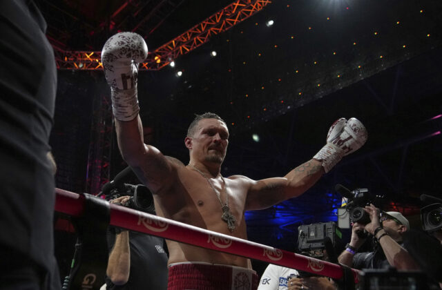 Usyk knokautoval Duboisa a stal sa nespochybniteľným svetovým šampiónom v ťažkej váhe – VIDEO