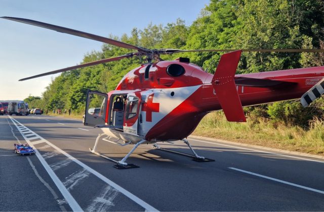 Pri Sabinove sa stala vážna dopravná nehoda. Auto narazilo do stromu, na mieste zasahuje aj vrtuľník
