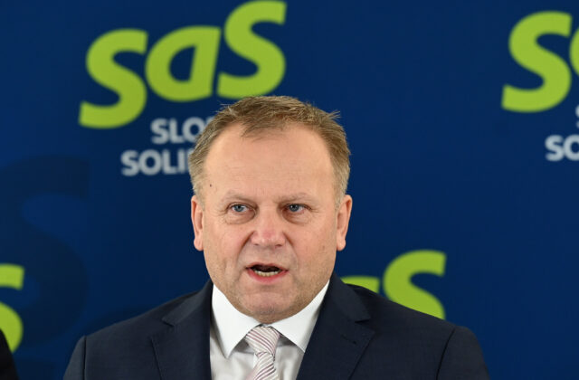 SaS kritizuje neúčasť koalície na výbore k zmrazeniu 200 miliónov eur pre samosprávy, Ledecký hovorí o facke pre celé Slovensko – VIDEO