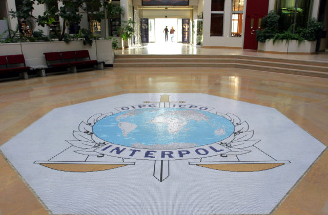 Interpol hľadá osem Slovákov. Medzi nimi sú vrahovia, podvodníci aj boss podsvetia Okoličány