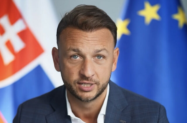 Šutaj Eštok obvinil opozíciu z papalášstva. Štát im má posielať milióny, sami si opasky uťahovať nemienia, tvrdí – VIDEO