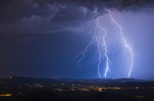 Meteorológovia varujú pred búrkami aj silným dažďom, výstraha platí pre celé Slovensko