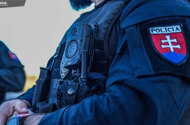 S nožom v ruke kričal, že niekoho zabije. Policajti spacifikovali nebezpečného muža v bratislavskom Ružinove