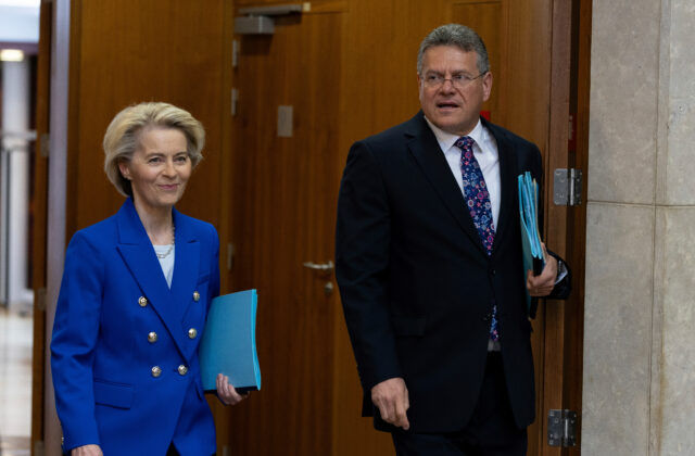 Národniari chcú odchod Šefčoviča z Európskej komisie, spolu s Ursulou von der Leyen dosiahol celoeurópsku potupu