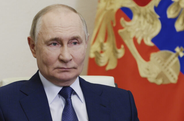 Putinom Macronovi povedal, že chce územia
