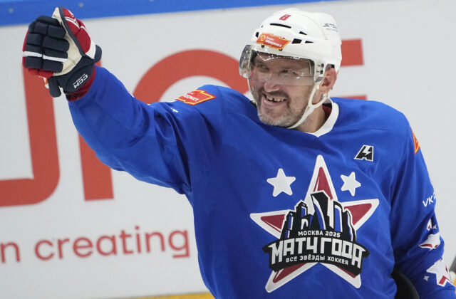 Ovečkina vítali v Moskve stovky fanúšikov, vyzval na návrat ruských športovcov na svetové podujatia