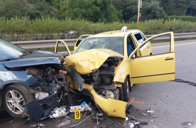 V Košiciach sa pri zrážke dvoch osobných áut zranilo šesť osôb, medzi nimi bolo aj dieťa – FOTO