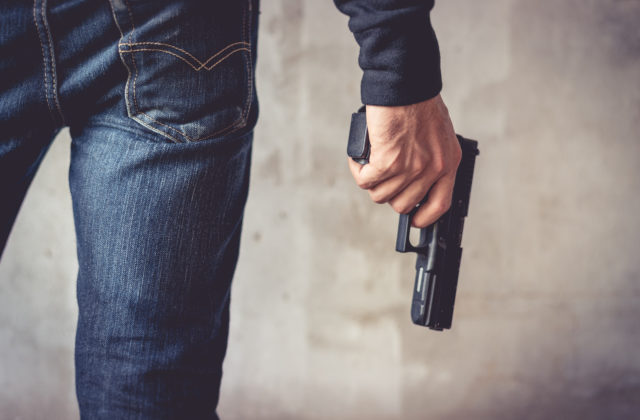 Policajt sa vyhrážal svojej družke zastrelením psov, môžu mu prišiť aj ďalší trestný čin