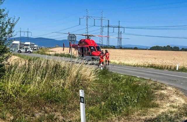Záchranári zasahujú pri vážnej nehode pri Pavlovciach nad Uhom, na mieste sa nachádza aj vrtuľník