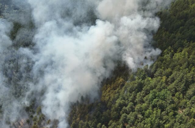 Pri požiari lesa v obci Richnave zasahujú hasiči aj vrtuľník ministerstva obrany – FOTO
