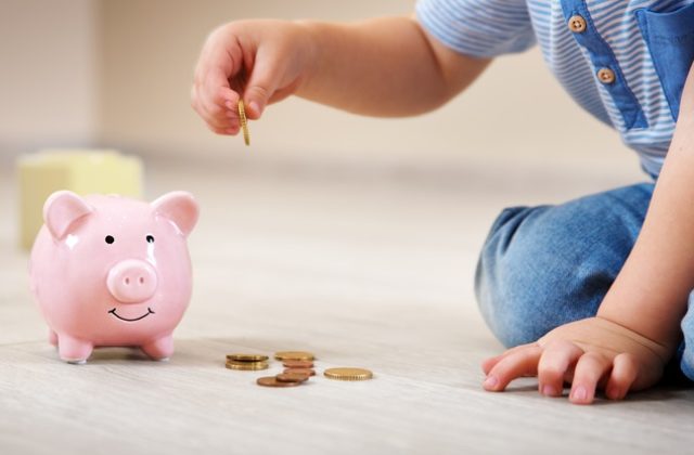 Dieťa vyhodilo plechovú pokladničku von z okna, matka&hellip;