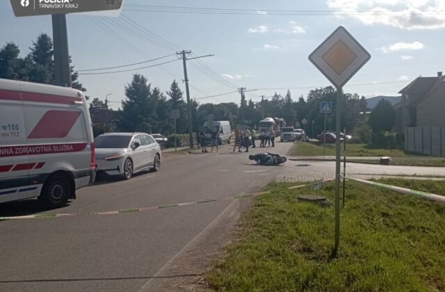 Zrážku s autom v Boleráze neprežil 50 ročný motorkár – FOTO