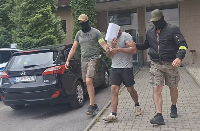 Polícia zadržala 24-ročného muža podozrivého z útoku nožom. Teraz už čelí obvineniu z pokusu o vraždu – VIDEO