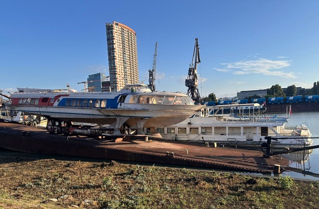Hasiči zasahujú v bratislavskom prístave, zachraňujú potápajúci sa pontón so známou loďou Raketa – FOTO