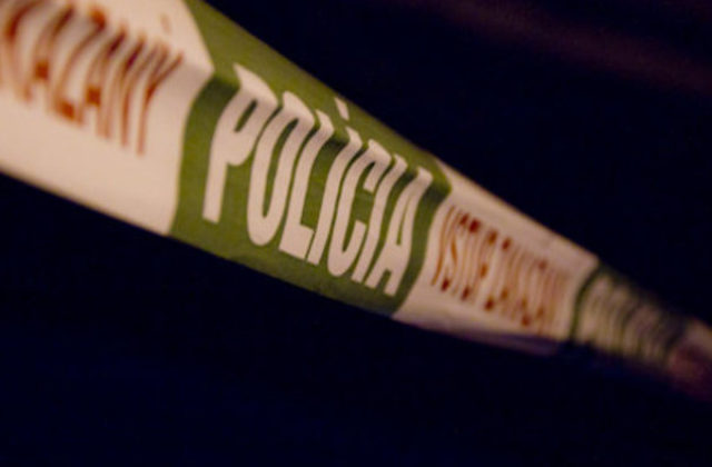 Pred rodinným domom v obci Kuchyňa našli nehybné telo muža, išlo o profesionálneho vojaka