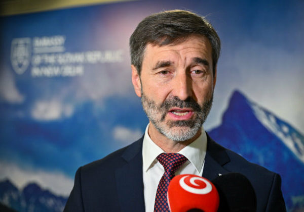 Progresívci zasahujú do vnútorných záležitostí Srbska a vťahujú krajanov do opozično-koaličných sporov, tvrdí Blanár